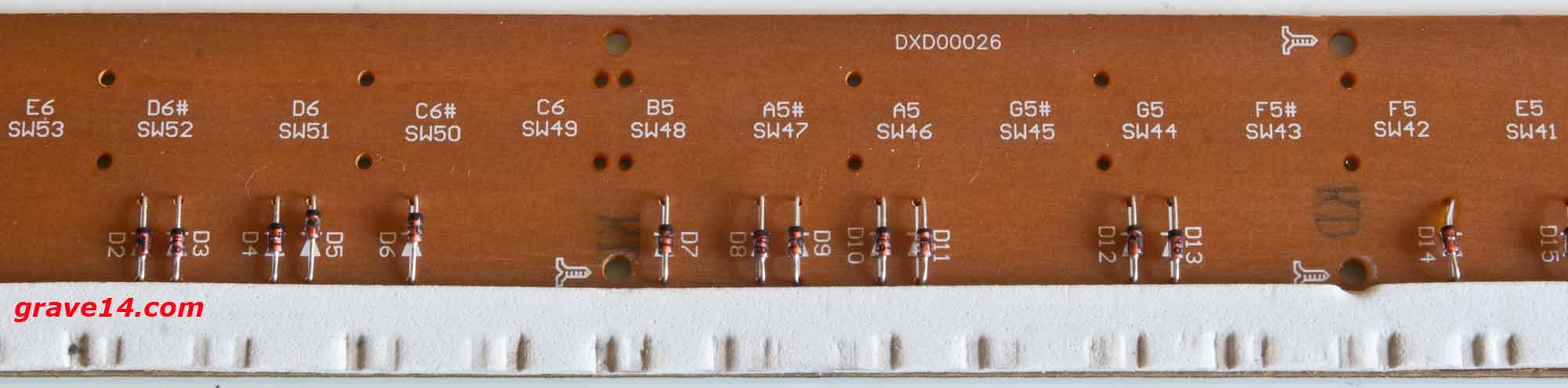 плата в синтезаторе DXD00026 с рядами импульсных диодов 1N4148