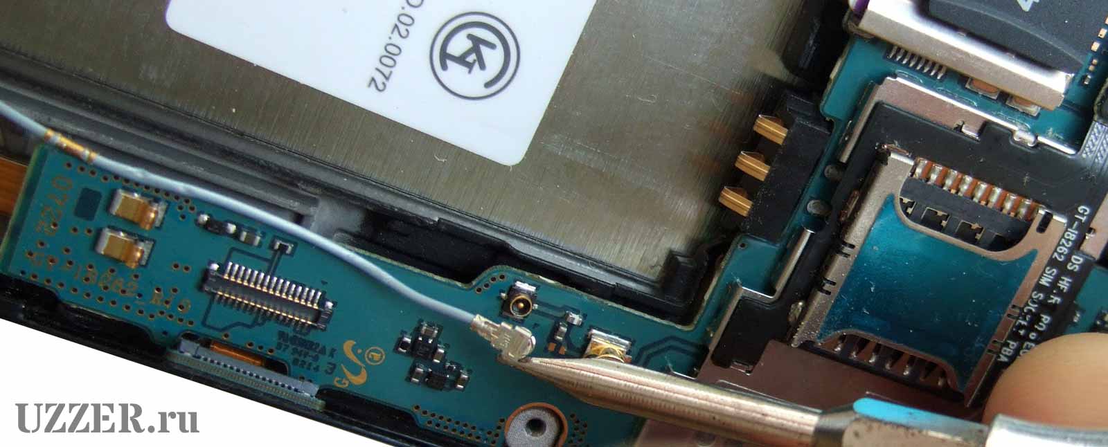 Samsung GT-I8262 отсоединяем кабель антенны Wi-Fi