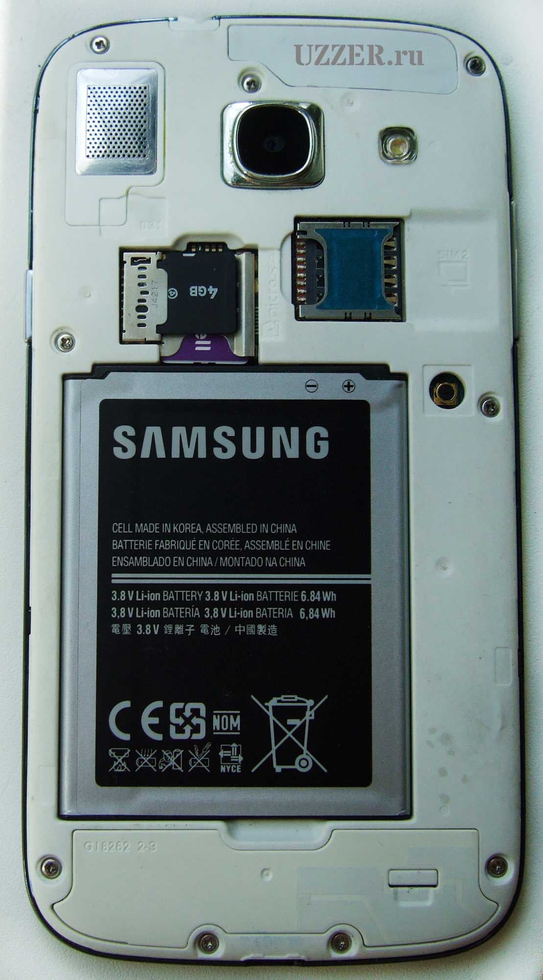 Снимаем заднюю крышку смартфона Samsung GT-I8262